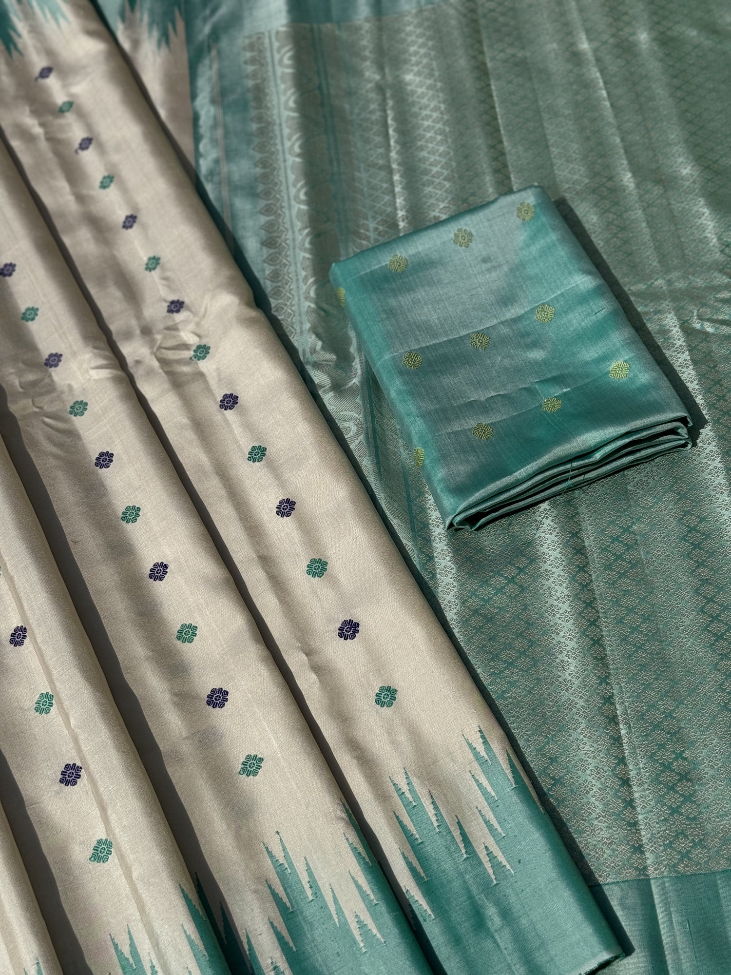 A gorgeous Pearlwhite with seagreen border temple korvai / kuttu handwoven Gadwal silk saree