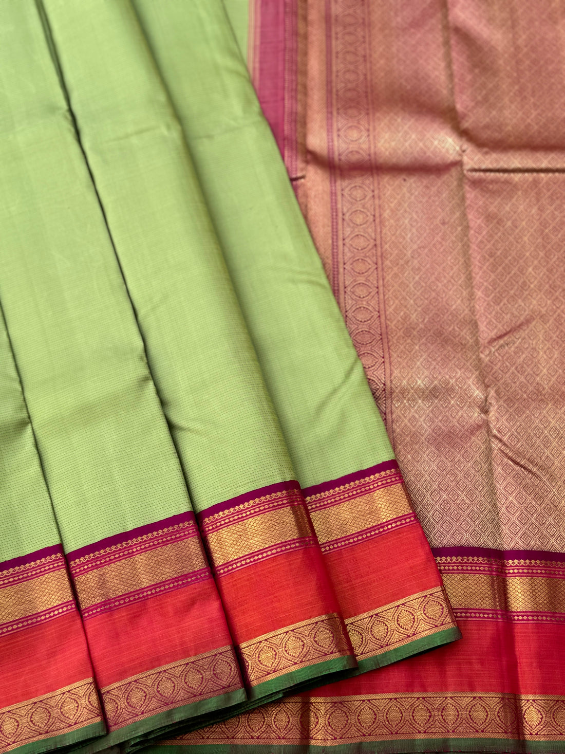 A granduer elaichi/cardamom green with peachish pink thread muthu seer woven korvai zari border kanchivaram silk saree