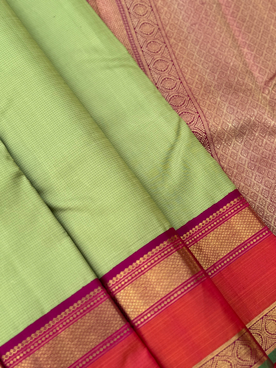 A granduer elaichi/cardamom green with peachish pink thread muthu seer woven korvai zari border kanchivaram silk saree